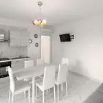 Apartamento Modern Flat With Shared Pool And Terrace
