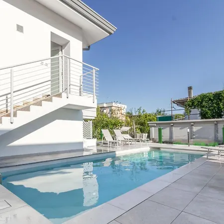 Modern Flat With Shared Pool And Terrace דירה ביביונה